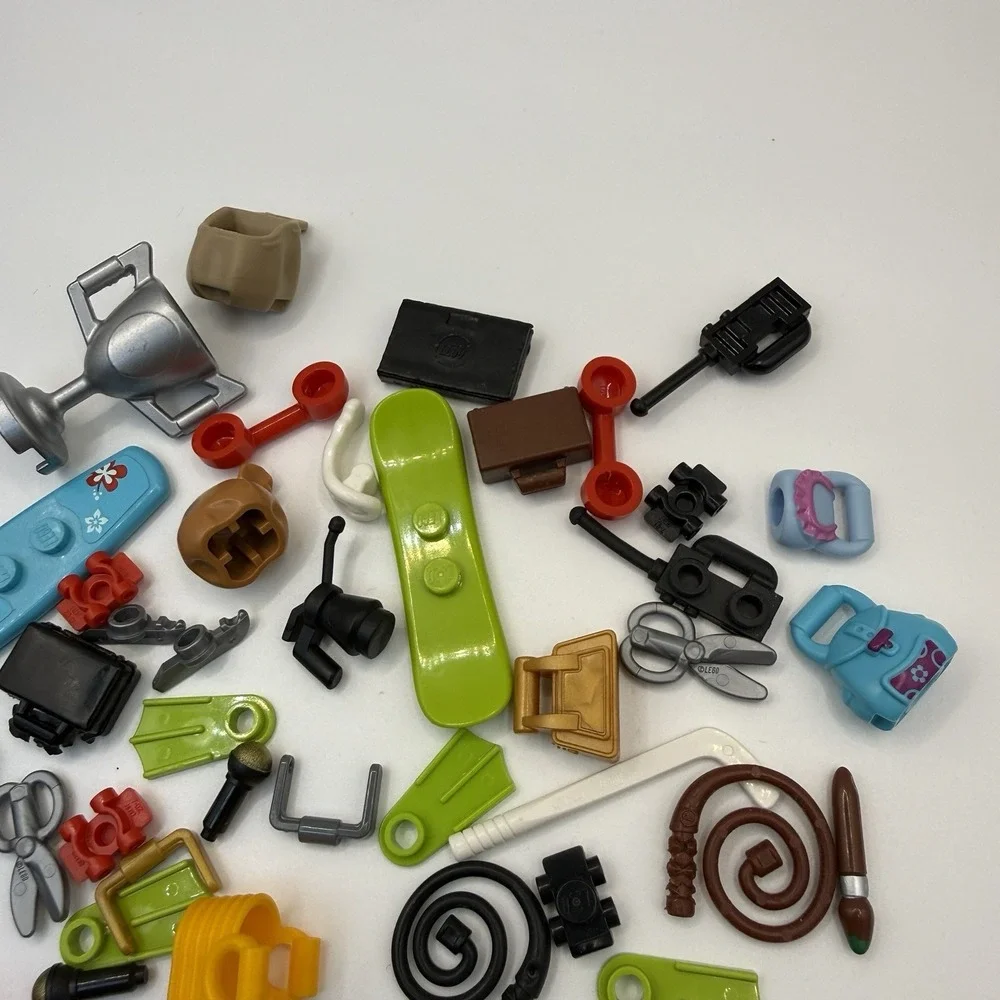 Lego Lot of 50 Minifigure Accessories Holdable/ Wearable Suitcase Guitar 004 - Picture 5 of 5